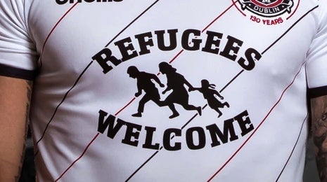 En Irlande, le Bohemian FC dévoile un maillot floqué "Refugees Welcome"