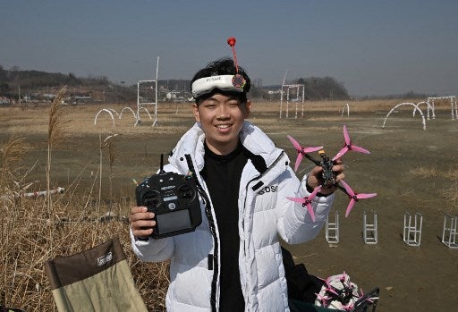 À 18 ans, le champion du monde de course de drones pense déjà à la retraite