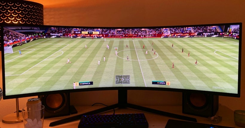 Arrêtez tout : ce gamer a trouvé l’écran de PC ultime pour jouer à FIFA