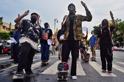 Sur leur skateboard, des Thaïlandais roulent pour la démocratie
