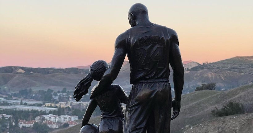 Un artiste a érigé une statue de Kobe Bryant et sa fille Gianna sur les lieux de l’accident d’hélicoptère