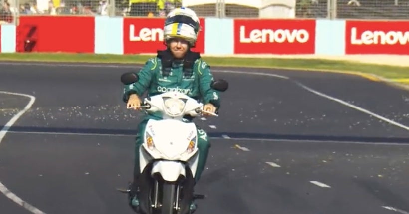 Pendant ce temps, Sebastian Vettel fait du… scooter sur la piste du Grand Prix d’Australie