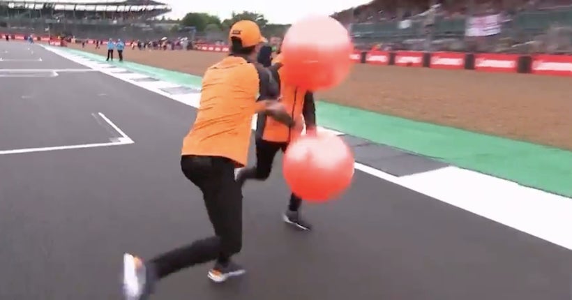 Lando Norris et Daniel Ricciardo jouent au ballon sur le circuit de Silverstone… et BOUM ! Ricciardo assomme Norris